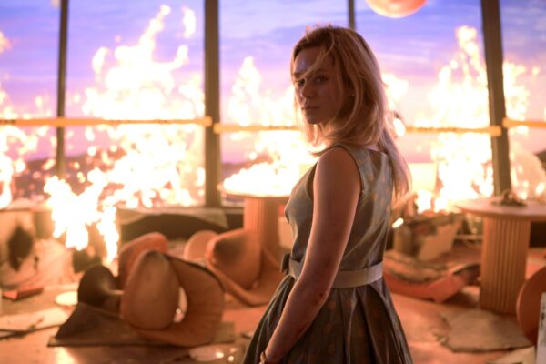 Im neuesten Teil fängt ein ein Skyview Tower Feuer und setzt so die verhängnisvolle Todesspirale in Gang. Foto: Warner Bros.