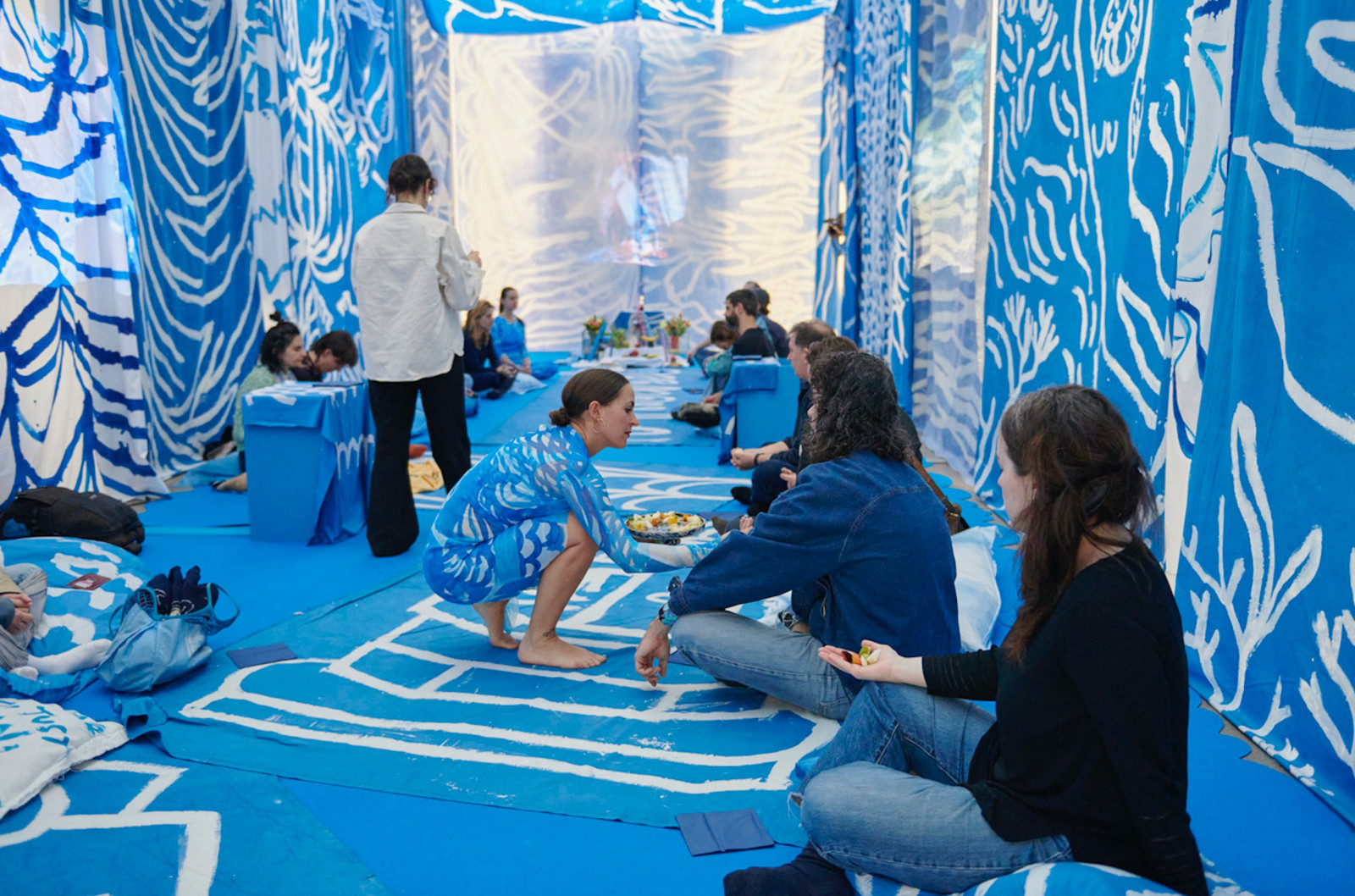 Der Biennale-Pavillon, angelehnt an Strandbars in Spanien, wird mit Künstlerin Irene Fernández Arcas – hier ihre Installation Collective Regeneration Temple – eröffnet.