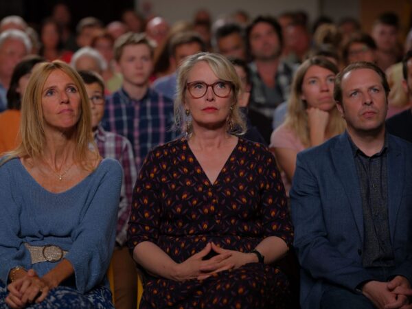 Anne Poudoulec (Sandrine Kiberlain), Joëlle Lesourd (Julie Delpy) und Bürgermeister Sébastien Lejeune (Jean-Charles Clichet) sind skeptisch.