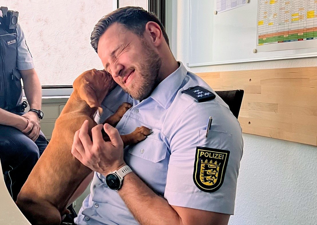Einfach nur zum Knuddeln: Der Welpe stahl die Herzen der „Cäsar“-Schicht, was ihm auch den passenden Namen einbrachte.