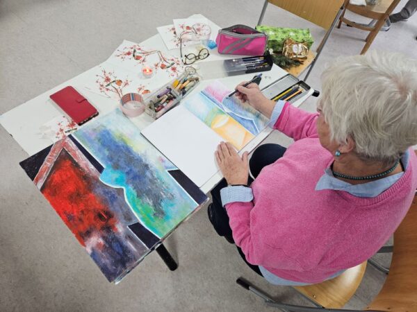 Bei der Ausstellung sind Werke aus den Kursen von Astrid Hille zu sehen.