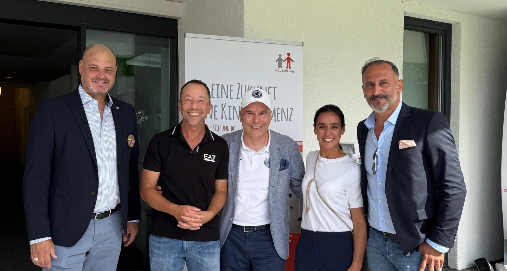Freuen sich über die gelungene Premiere des NCL-Charity-Turniers beim Freiburger Golfclub (v.l.): Alexander Cristian, Sportwart Freiburger Golfclub, Sänger DJ Bobo, Wochenbericht-Geschäftsführer Martin Zenke, „Let's Dance"-Star und Botschafterin der NCL-Stiftung Melissa Ortiz-Gómez und Ahmet Nohut, International Wine-Spirit Group.