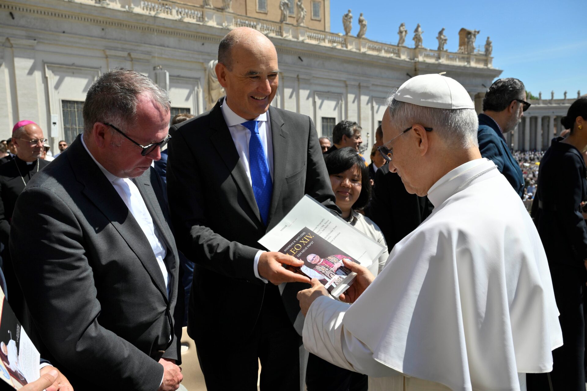 Verleger Manuel Herder (Mitte) und Autor Pater Andreas R. Batlogg SJ durften dem Papst die Biografie in Rom persönlich übergeben.
