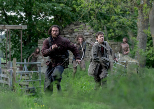 Jamie (Aaron Taylor-Johnson) und sein Sohn Spike (Alfie Williams) verlassen ihre sichere Insel – doch auf dem Festland zeigt sich schnell: nicht nur die Infizierten sind mutiert.