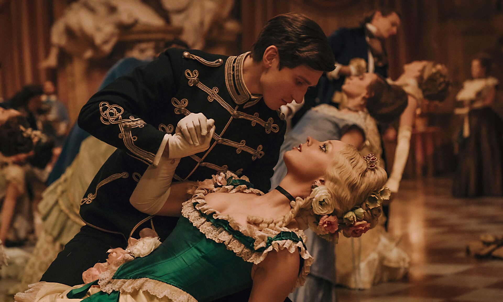 Findet Elvira (Lea Myren) ihr Glück in den Armen von Prinz Julian (Isac Calmroth)?