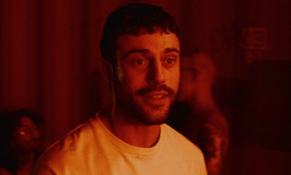 Die Nacht in einem Berliner Technoclub läuft für DJ Kosmo (Aaron Altaras) anders als erwartet.