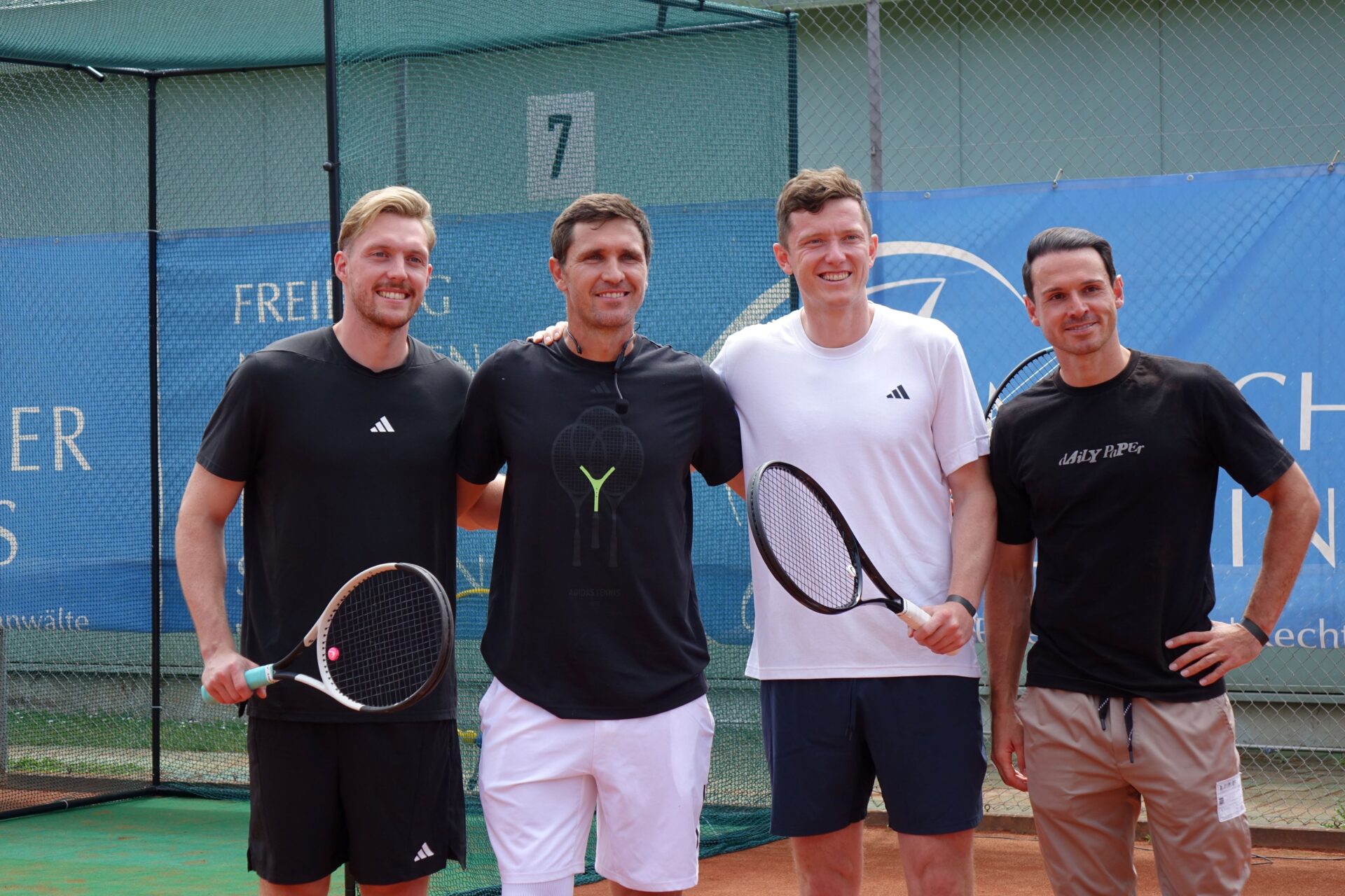 Die prominenten Gäste hatten beim Sportevent des Freiburger Tennis-Club sichtlich Spaß. Tennis-Star Mischa Zverev (2.v.l.), SC-Torwart Florian Müller (l.) und SC-Stürmer Michael Gregoritsch lieferten sich ein unterhaltsames Showmatch. Auch der (leicht verletzte) Kicker Nicolas „Chicco“ Höfler, der ursprünglich selbst spielen sollte, und für den Müller eingesprungen ist, war bei der Veranstaltung dabei.