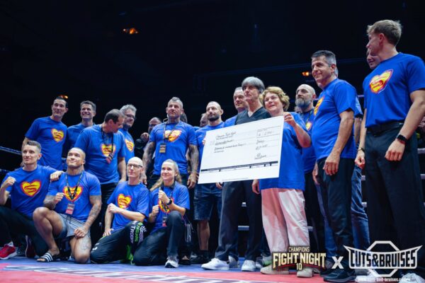 Aktion für den guten Zweck bei der Fight Night: Ex-Bundestrainer Jogi Löw überreichte im Namen der versammelten Kampfsport-Trainer einen Spendenscheck an Charlotte Niemeyer von der Freiburger Kinderklinik – die Spendensumme rundete er außerdem aus eigener Tasche nochmal auf.