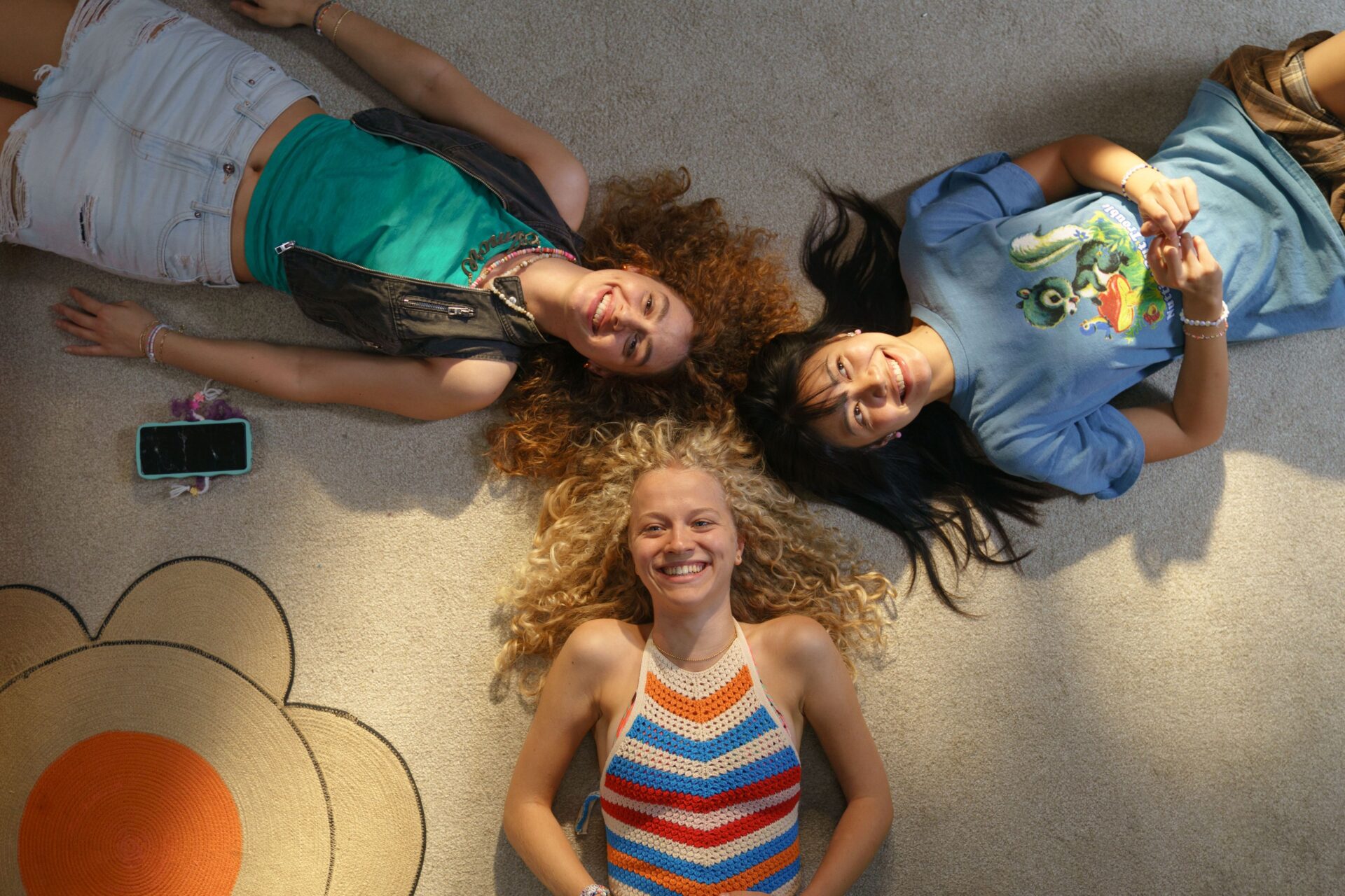 Inken (Kya-Celina Barucki), Vicky (Julia Novohradsky) und Lena (Nhung Hong) erleben ein Gefühlschaos.