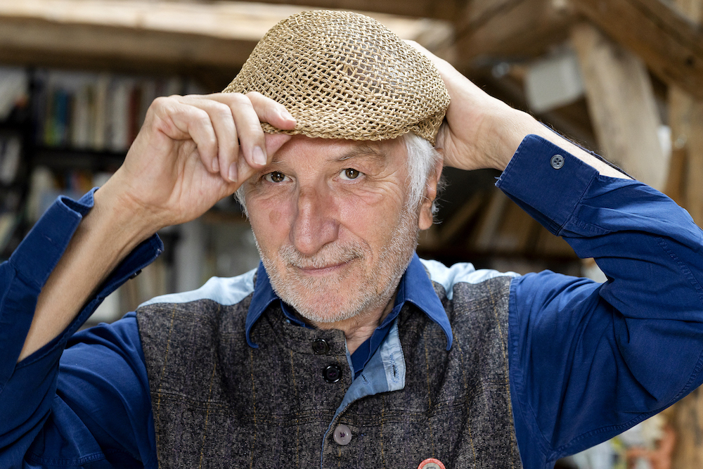 An seinem Geburtstag hat Peter Gaymann seine Jubiläumsausstellung eröffnet und das Buch „Gaymanns Welt“ rausgebracht. Mit Zeichnungen aus den letzten fünf Jahrzehnten, „es ist ein sehr persönliches Buch“, sagt er.