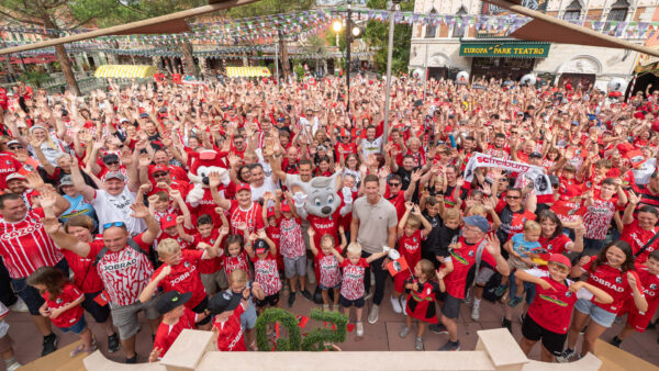 Tausende SC-Fans im Europa-Park verbrachten einen gemeinsamen Tag im Europa-Park. Mittendrin: SC-Trainer Julian Schuster.