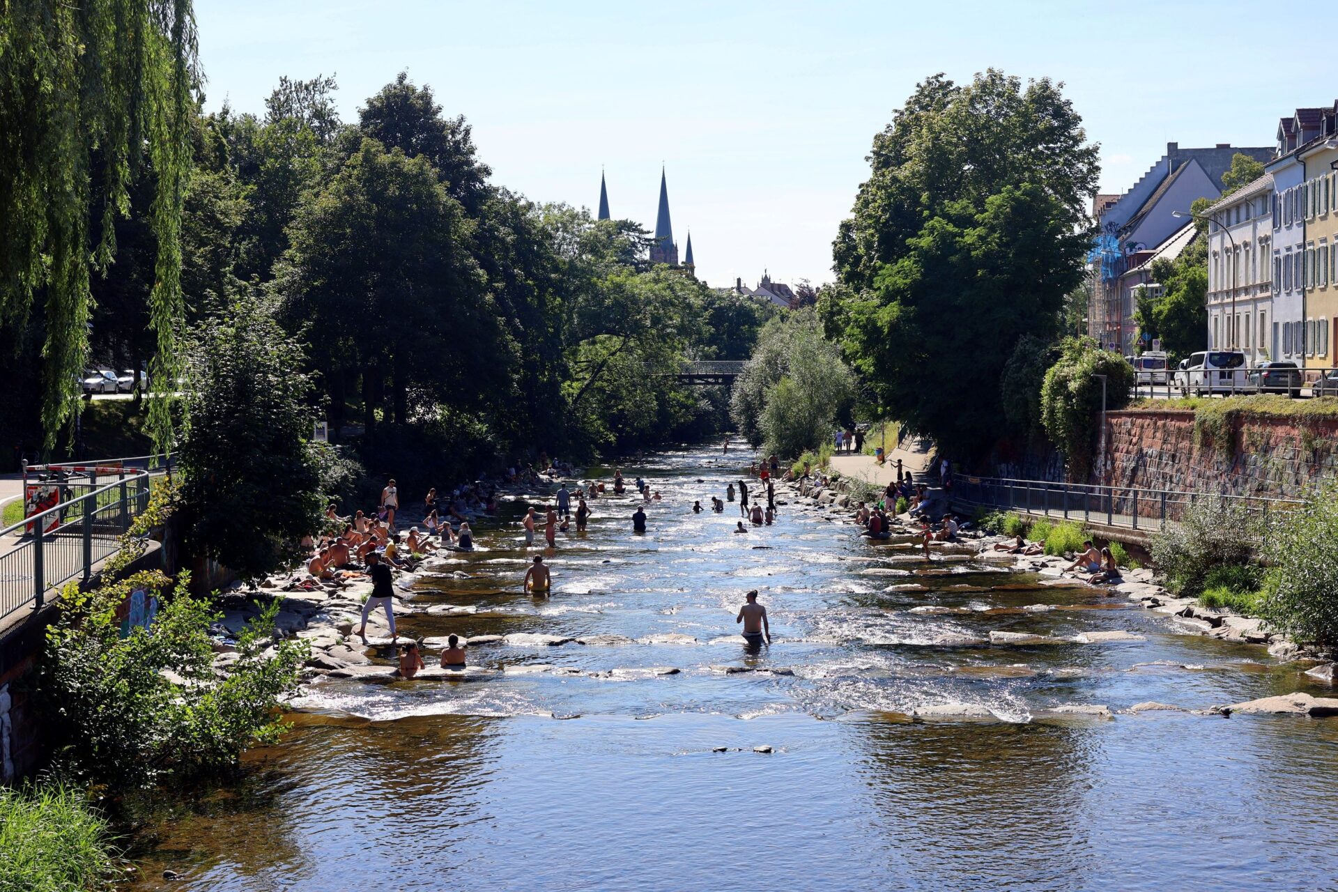 Am Beispiel von Freiburg simulierten die Forschenden auf den Quadratmeter genau drei verschiedene Klimaszenarien für den Zeitraum von 2070 bis 2099.