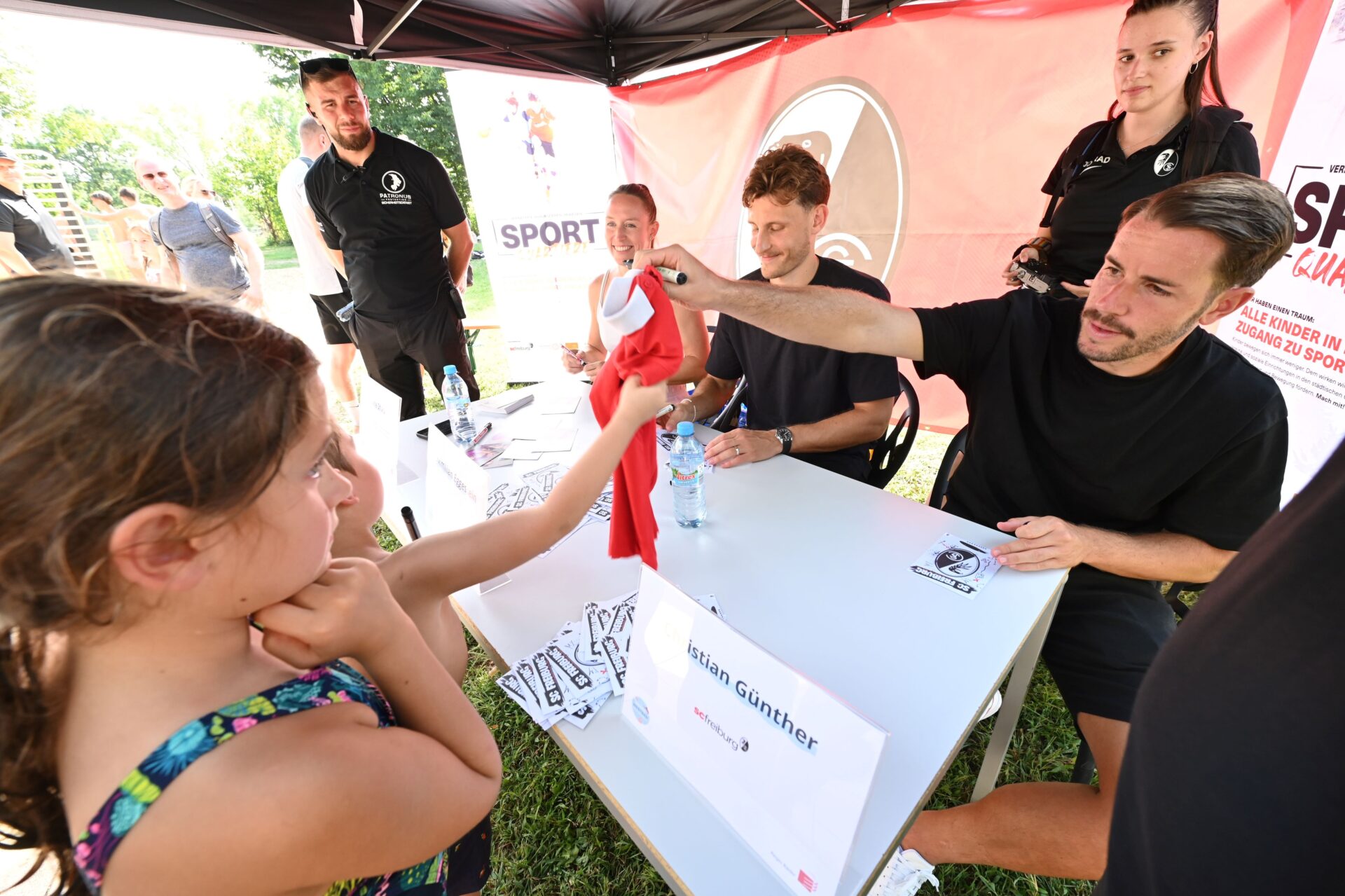 Gaben im Westbad fleißig Autogramme: Die SC-Kicker Christian Günter, Maximilian Eggestein und Mehrkämpferin Sabine Storz.