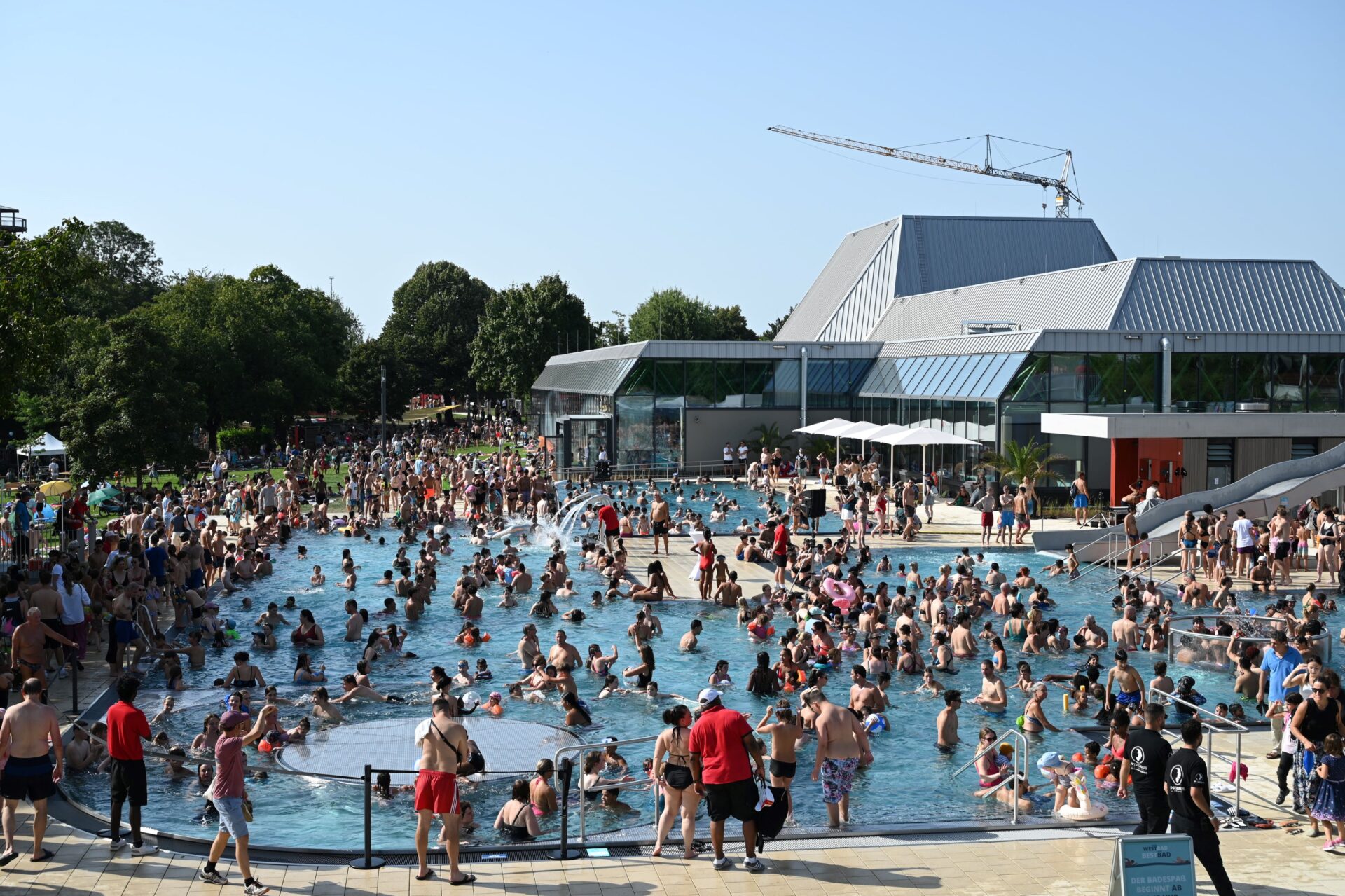 So voll wie bei der Eröffnung hier auf dem Bild war es am Freitag im Westbad nicht.