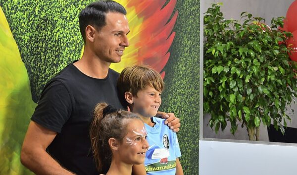 SC-Spieler Nicolas „Chicco“ Höfler – hier bei einer Autogrammstunde mit SC-Fans – ist wieder Vater von Zwillingen geworden.