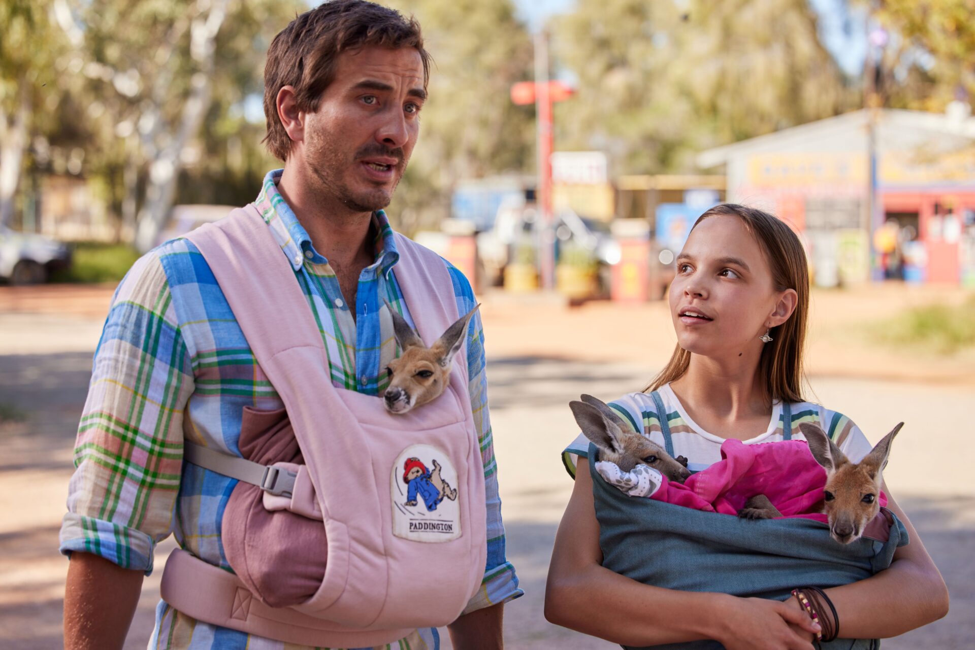 Chris (Ryan Corr) und Lily (Lily Whiteley) versuchen verletzte Känguru-Junge zu retten.