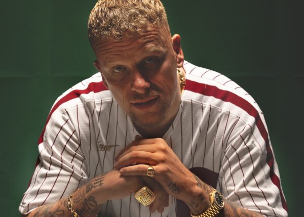 Bonez MC, einer der erfolgreichsten und einflussreichsten Deutsch-Rapper des vergangenen Jahrzehnts, kommt zum "Heroes Festival" in Freiburg. Foto: Kingstar Music