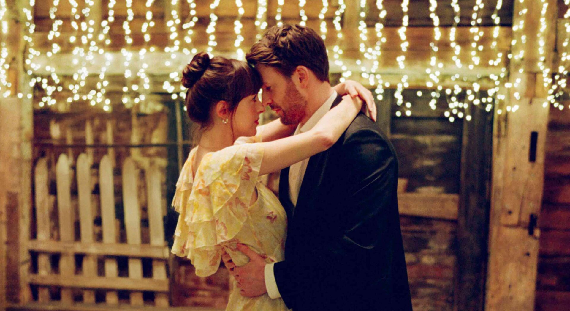 Lucy (Dakota Johnson) fühlt sich immernoch zu Ex-Freund John (Chris Evans) hingezogen – doch dann lernt sie einen wohlhabenden und charmanten Mann kennen.