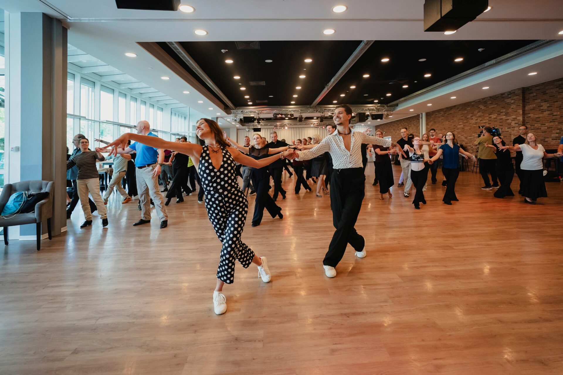 Patricija und Alexandru Ionel von „Let’s Dance“ luden bei der Freiburg-Edition des Euro Dance Festival zum Nachtanzen der Show--Elemente ein. Foto: Valentin Behringer