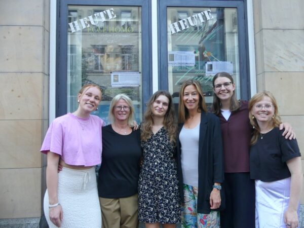Kamen persönlich zur Filmpremiere im Friedrichsbau-Kino: Schauspielerin Johanna Wokalek (3.v.r.), Regisseurin Justine Bauer (3.v.l.), die Darstellerinnen Pauline Bullinger (l.), Karolin Nothacker (2.v.r.), Lorena Elser (r.) und Claudia Oettrich vom Verleih Filmperlen.