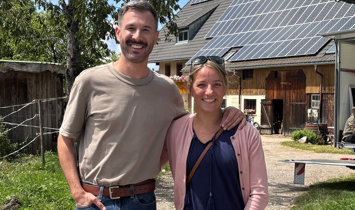 Schnappschuss bei den Dreharbeiten für „Tiere bis unters Dach“: Freiburgerin Vanessa Hänsler ist in der Serie zu sehen – hier mit Hauptdarsteller Jochen Schropp. Foto: Privat