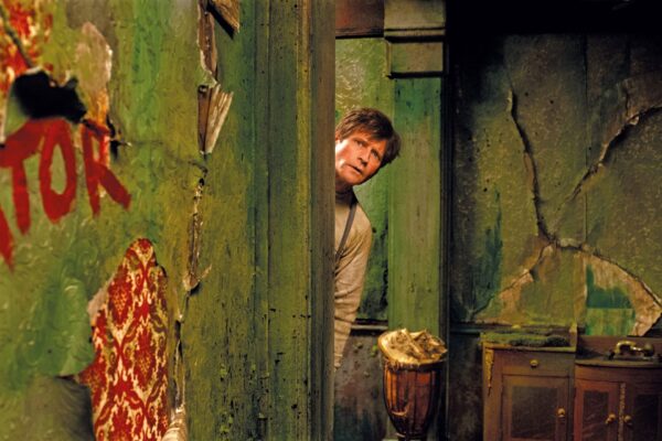 Magier (Crispin Glover) findet sich in einer bizarren Welt wieder.