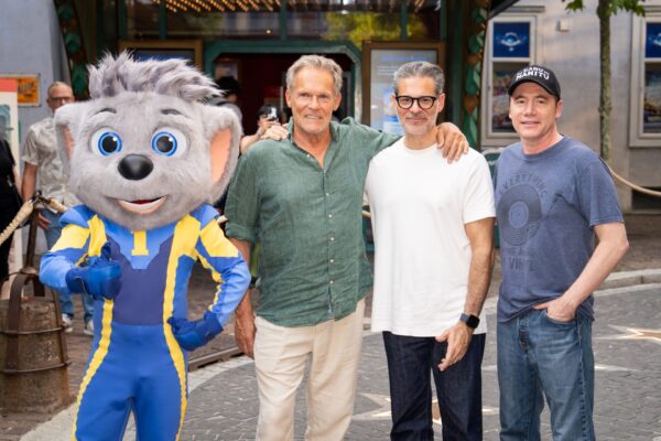 Kamen zur „Kanu des Manitu“-Premiere persönlich in den Europa-Park und waren bestens gelaunt: Die Hauptdarsteller Christian Tramitz (v.l.), Rick Kavanian und Michael Bully Herbig – hier mit Ed Euromaus.