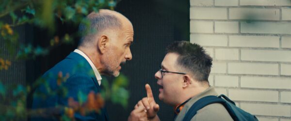 Roland (Nico Randel) erweist sich willensstark gegenüber Thomas (Christoph Maria Herbst).
