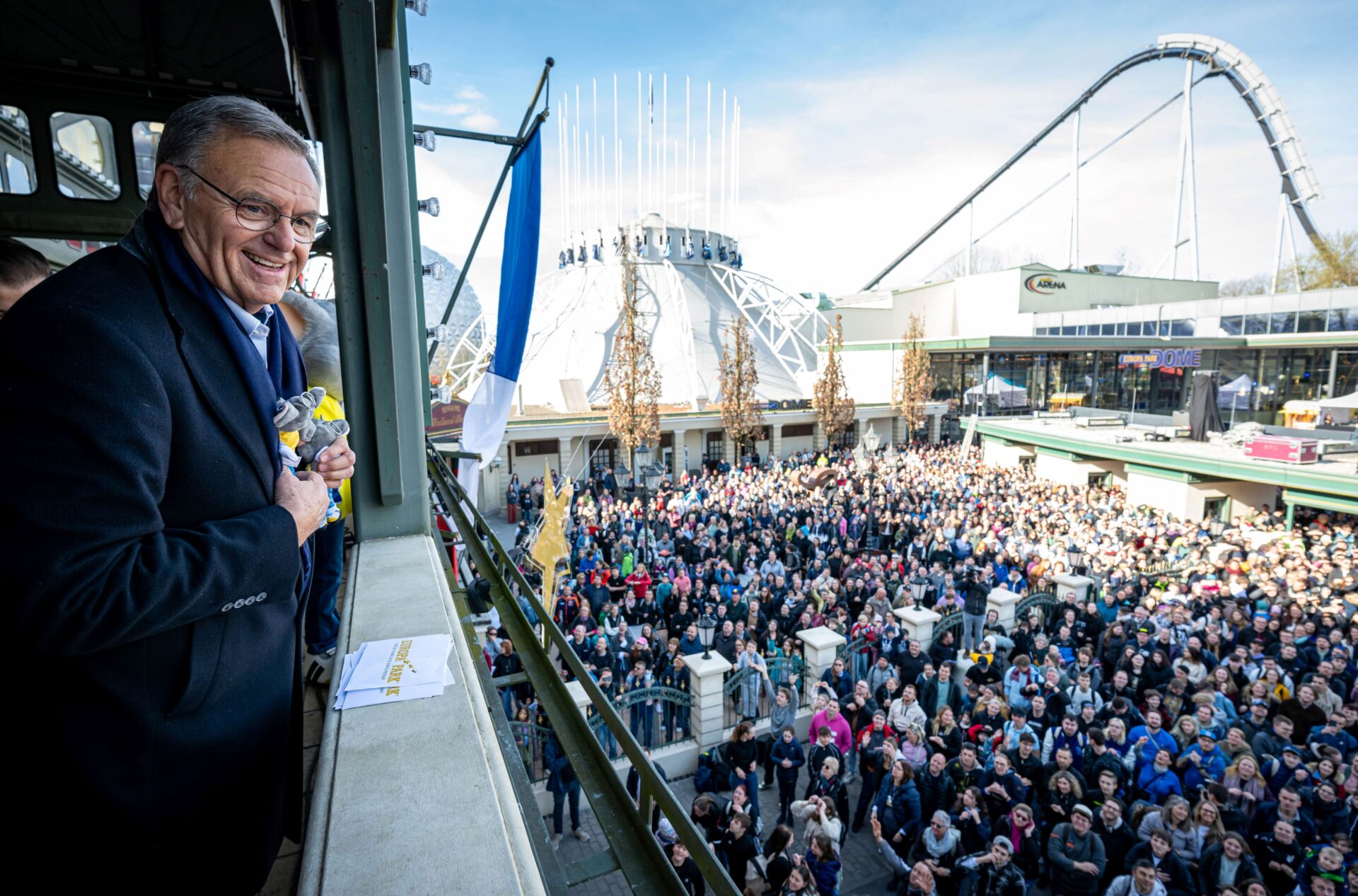Roland Mack sucht wie hier bei der Saisoneröffnung des Europa-Park im März den engen Kontakt zu den Fans. Eine neue TV-Doku begleitet die Inhaberfamilie und die Mitarbeiter im Jubiläumsjahr.