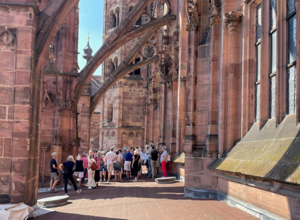 Besucherinnen und Besucher bestaunen die Architektur des Münsters auf der Chorplattform beim Tag der offenen Baustelle 2023. Foto: Münsterbauverein Freiburg