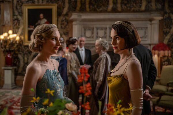 Mary (Michelle Dockery, r.) muss um ihren Status bangen, als ihr Geheimnis der Öffentlichkeit offenbart wird.