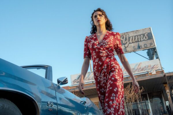 Kleinstadtprivatdetektivin Honey O’Donahue (Margaret Qualley) untersucht den Tod eines jungen Mädchens