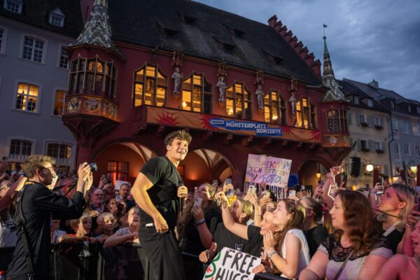 Popsänger Wincent Weiss genoss das Bad in der Fanmenge.
