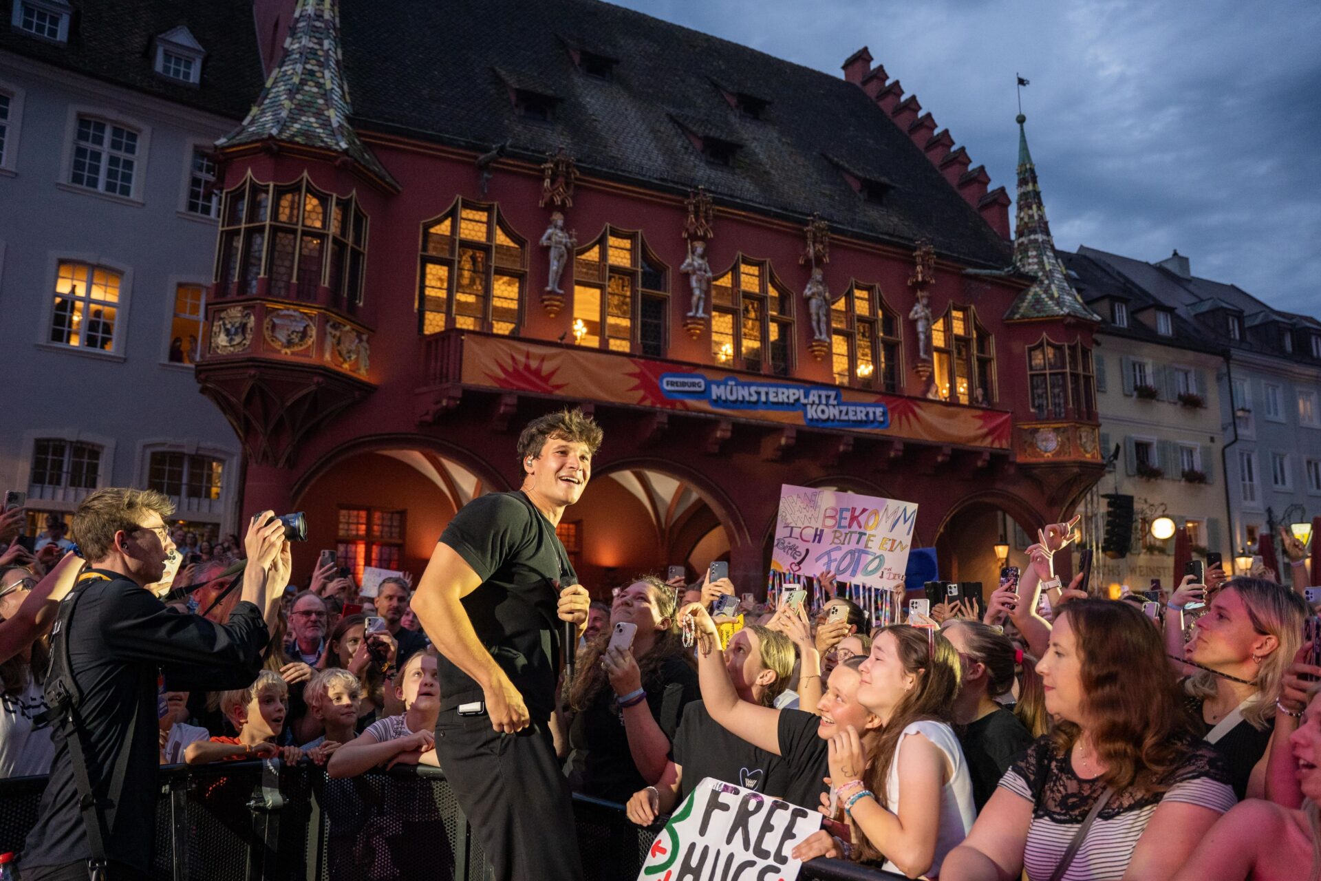 Popsänger Wincent Weiss genoss das Bad in der Fanmenge.