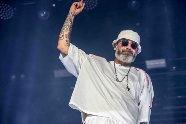 Ganz cool: Rap-Ikone Sido brachte die Freiburger beim „Heroes Festival“ wieder zum Feiern – abseits der Bühne war er locker drauf und machte Selfies mit den Fans.
