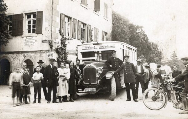 Alle 20 Minuten fuhren die ersten Busse zwischen Betzenhausen und der Innenstadt – hier eines der historischen Fahrzeuge an der Haltestelle Bären.