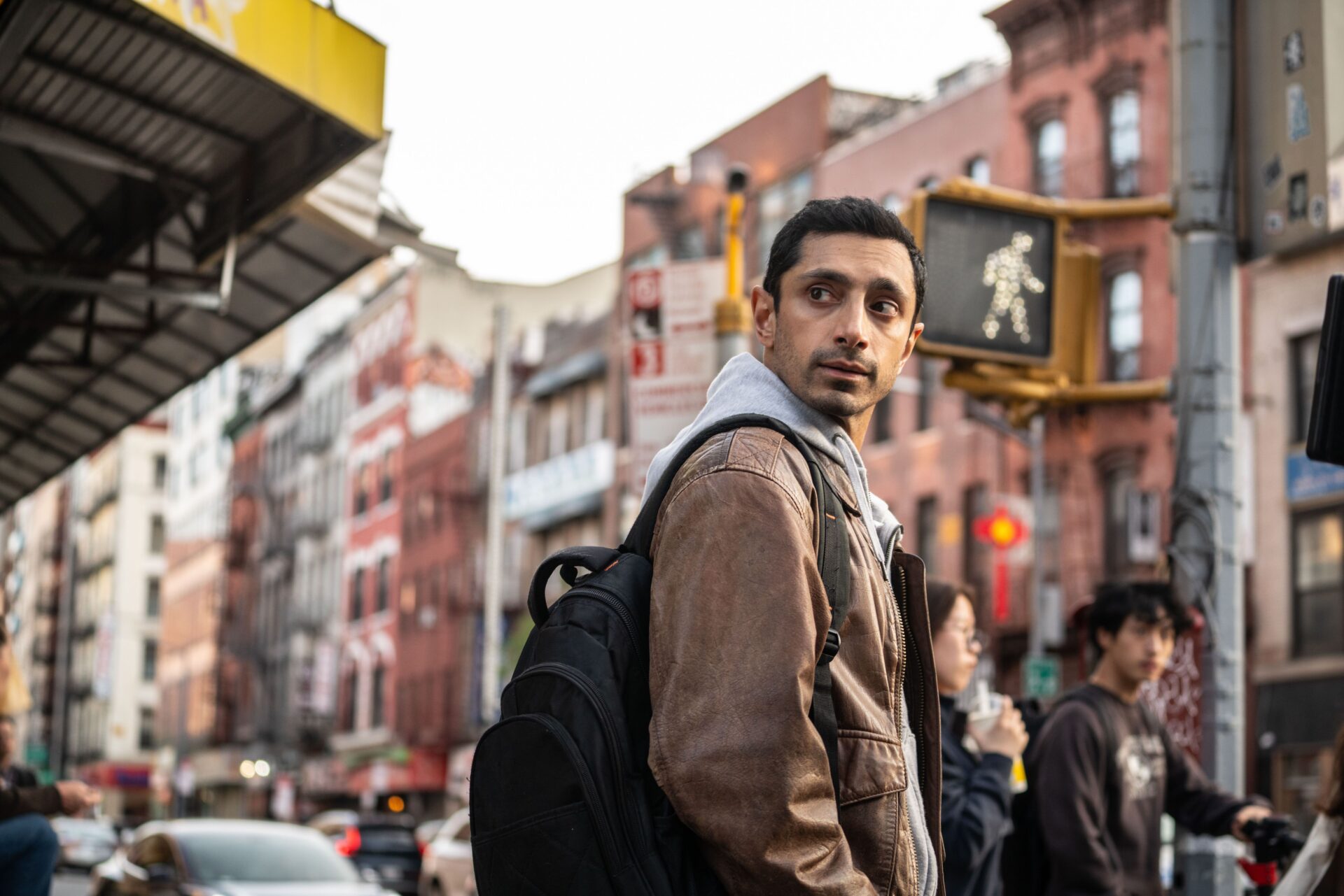 Ash (Riz Ahmed) soll eine Whistleblowerin beschützen.