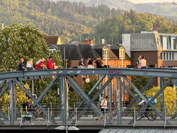 Das schöne Wetter draußen genießen – eine der Lieblingsbeschäftigungen der Freiburger. Laut dem SKL-Glücksatlas ist die Lebensqualität in Freiburg hoch – die subjektive Zufriedenheit könnte aber besser sein.
