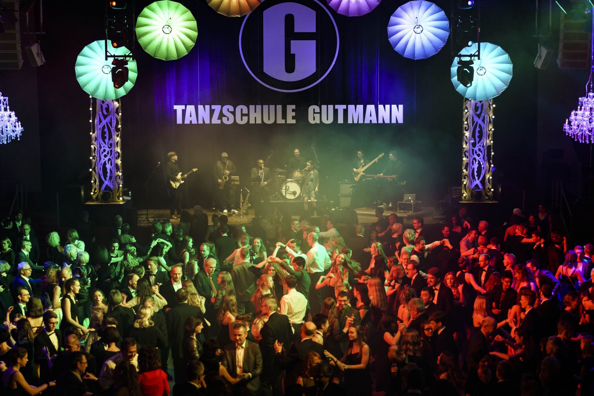 Am 12. und 13. Dezember lädt die Tanzschule Gutmann wieder zum Konzerthausball ein.