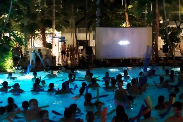 Badeparadies Kino unter Palmen