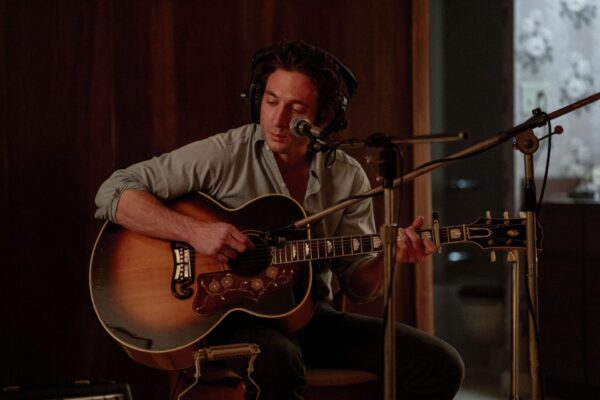 Bruce Springsteen (Allen White) zieht sich in die Abgeschiedenheit zurück – hier entsteht sein wohl radikalstes Album „Nebraska“.