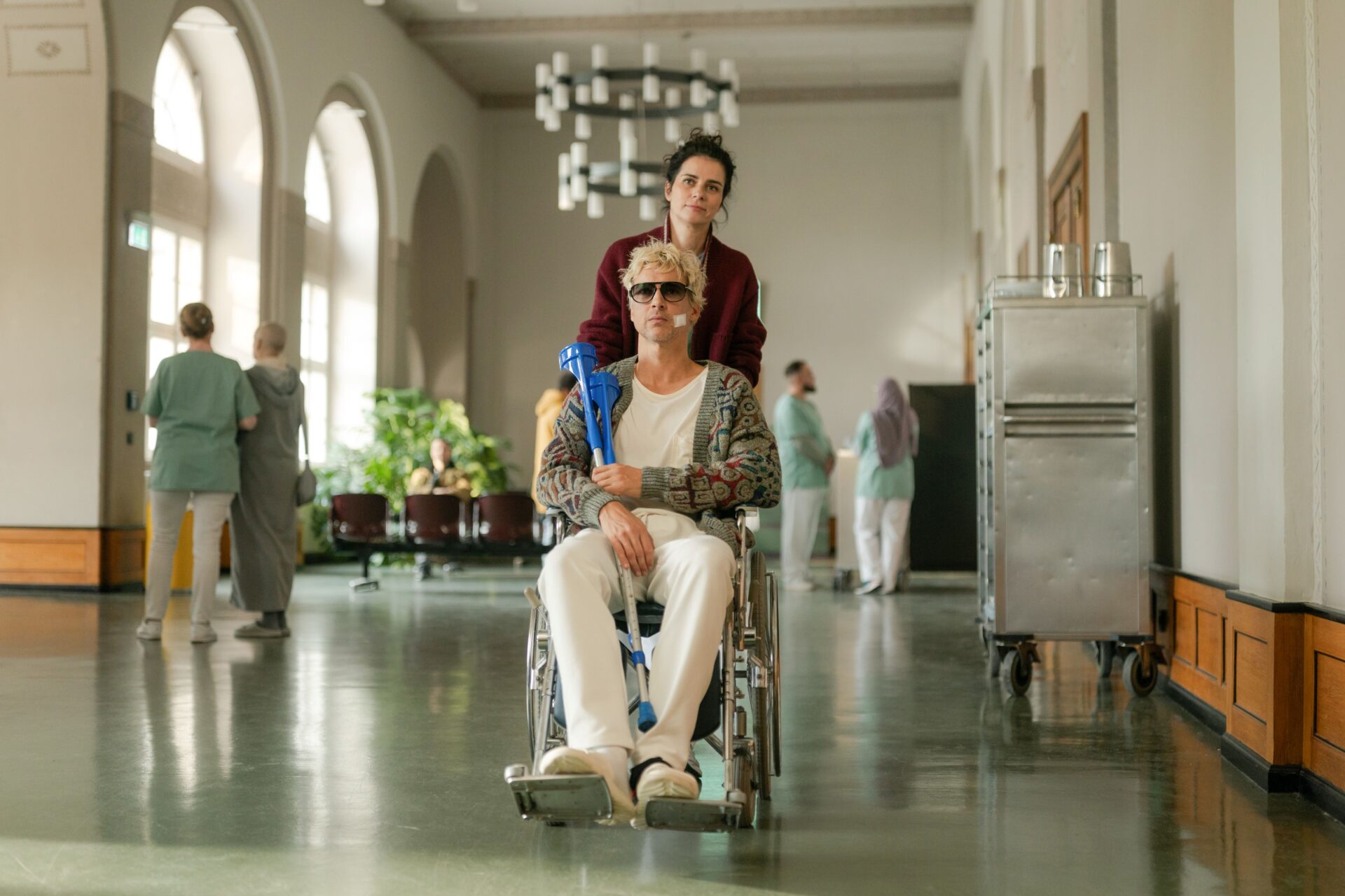 Daniel (Florian David Fitz) hofft, dass Dr. Lissi Waldstett (Nora Tschirner) ihm hilft – doch dafür muss er eine Gruppe einsamer Menschen glücklich machen.