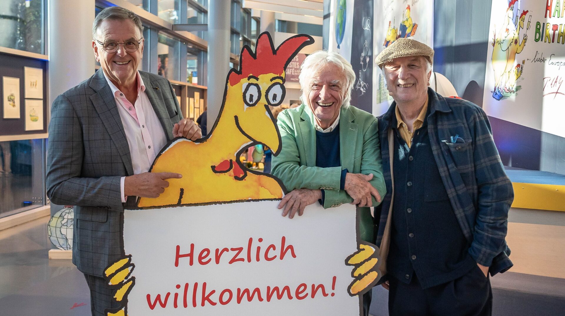 Waren bei der feierlichen Eröffnung der neuen Ausstellung dabei (v.r.): Cartoonist Peter Gaymann, Komiker Emil Steinberger und Europa-Park-Inhaber Roland Mack.