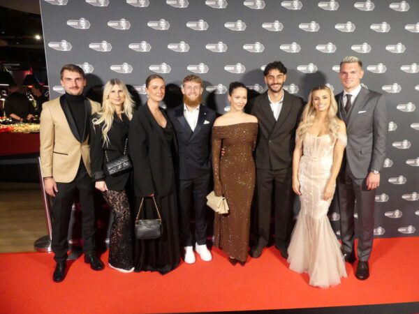 Feierten mit Christina und Matthias Ginter (r.) bei der Ginter-Gala im SC Stadion für den guten Zweck: Die SC-Kicker Maximilian Philipp (v.l.), Niklas Beste und Eren Dinkci mit ihren Partnerinnen. Foto: Joers