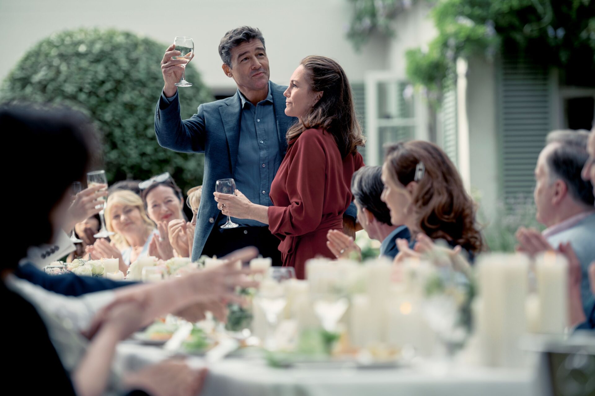 An ihrem Hochzeitstag ahnen Ellen (Diane Lane), und Paul (Kyle Chandler) noch nicht, wie sehr die neue politische Bewegung auch ihre Familie in Gefahr bringen wird. Foto: Tobis Film