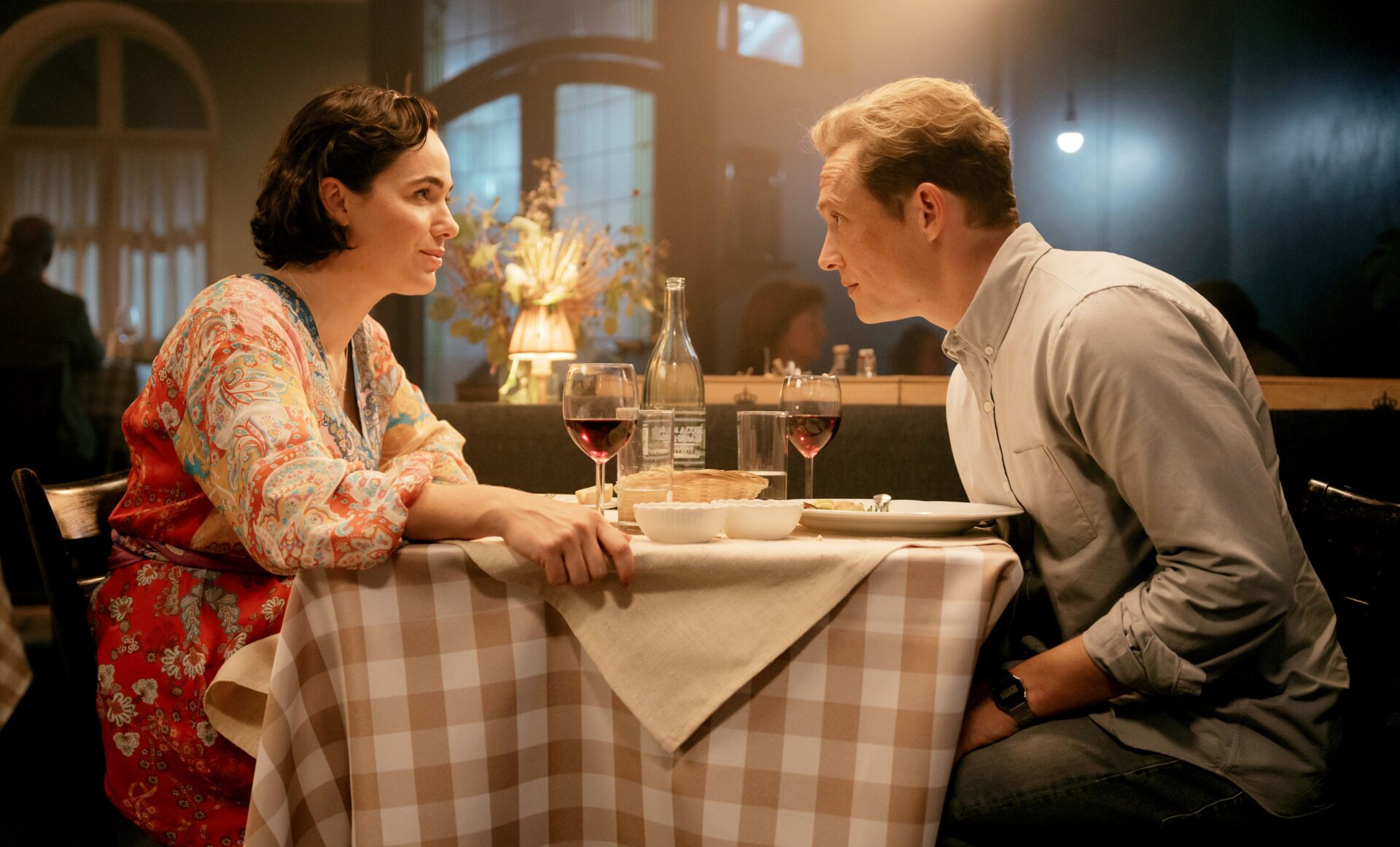 Felix (Matthias Schweighöfer) und seine Frau Bianca (Luise Heyer) nähern sich wieder an.