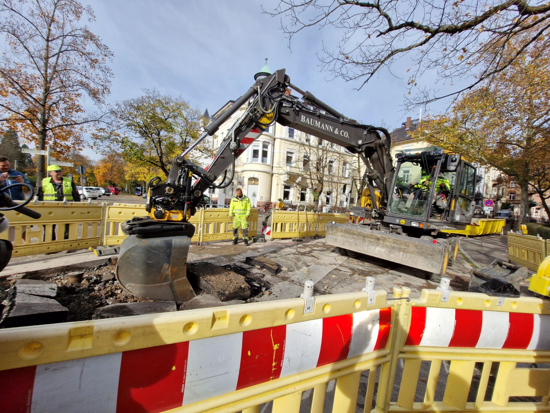 An der Ecke Urachstraße/Hildastraße wird die Straße für mehr Grün entsiegelt.