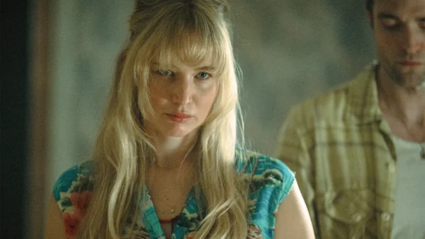 Grace (Jennifer Lawrence) fühlt sich als Mutter allein gelassen.