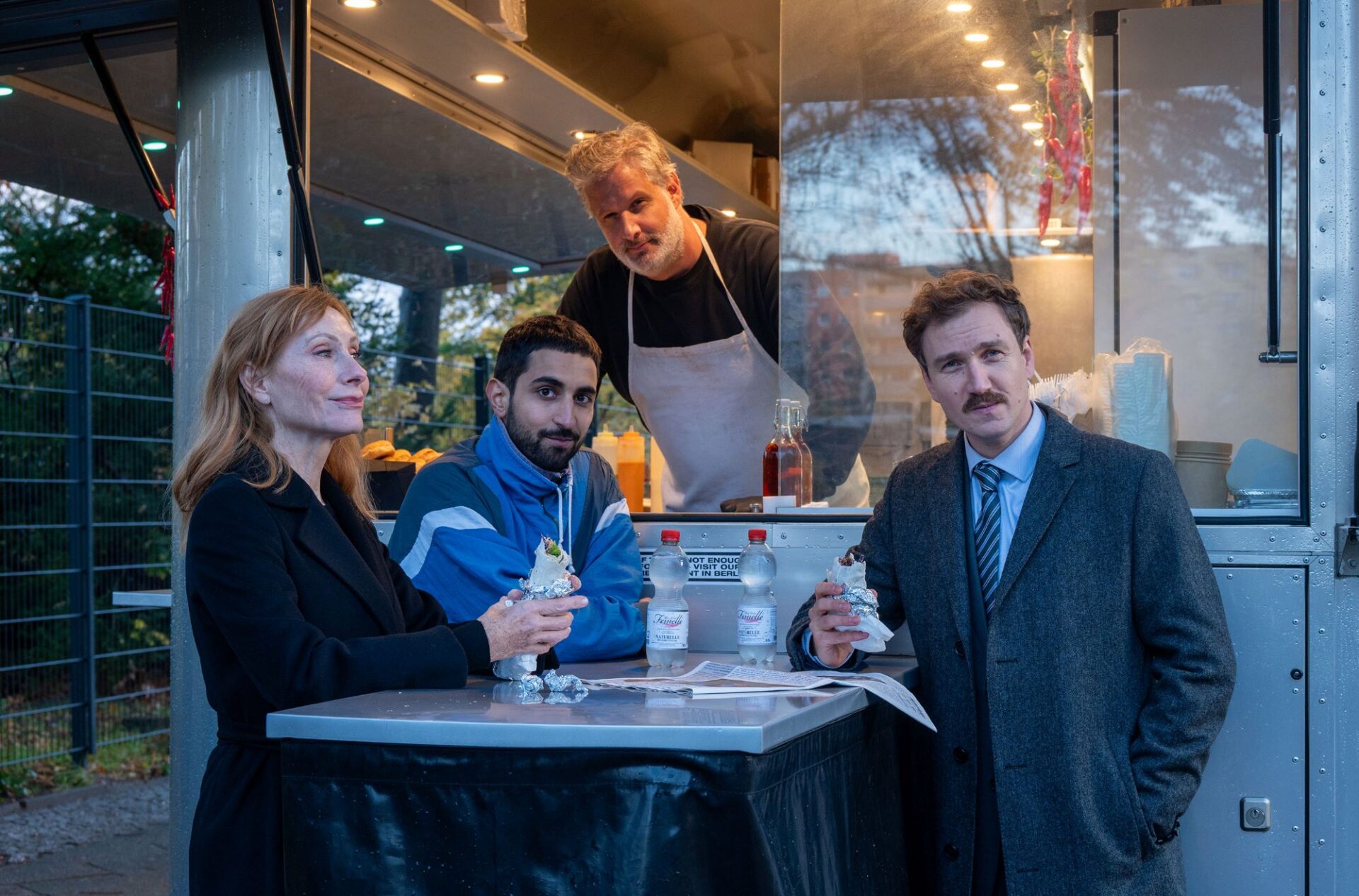 Bei den Dreharbeiten zu „Die Verteidigerin": Regisseur Sebastian Marka als Dönerverkäufer mit den Hauptdarstellern Andrea Sawatzki, Sergen Meral und Jan Krauter.