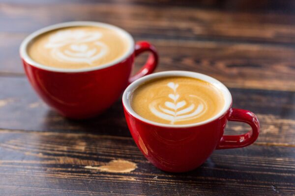 Neben klassischem Cappuccino ist mittlerweile auch der Flat White sehr gefragt. Foto: Stock.adobe.com